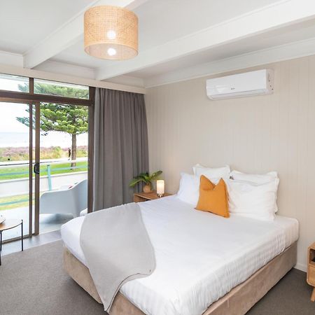 Whispering Sands Beachfront Motel Гисборн Экстерьер фото
