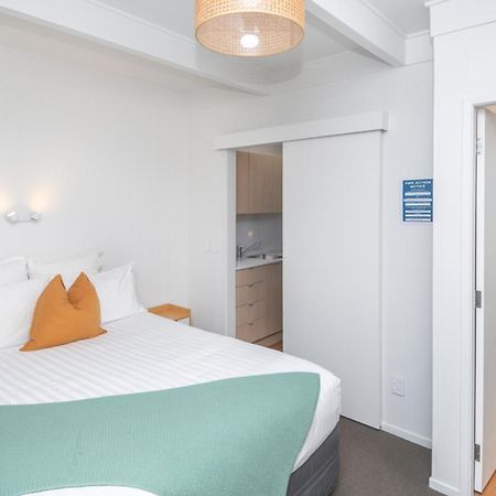 Whispering Sands Beachfront Motel Гисборн Экстерьер фото