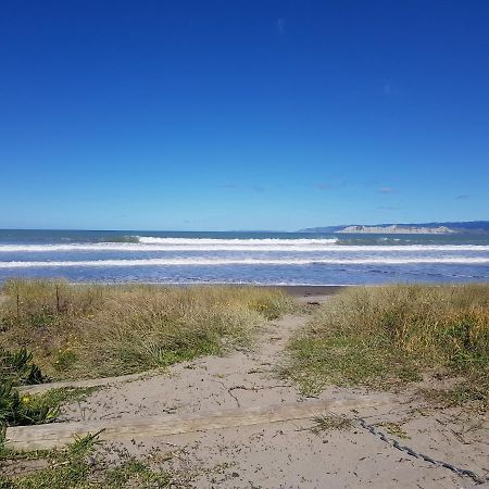 Whispering Sands Beachfront Motel Гисборн Экстерьер фото