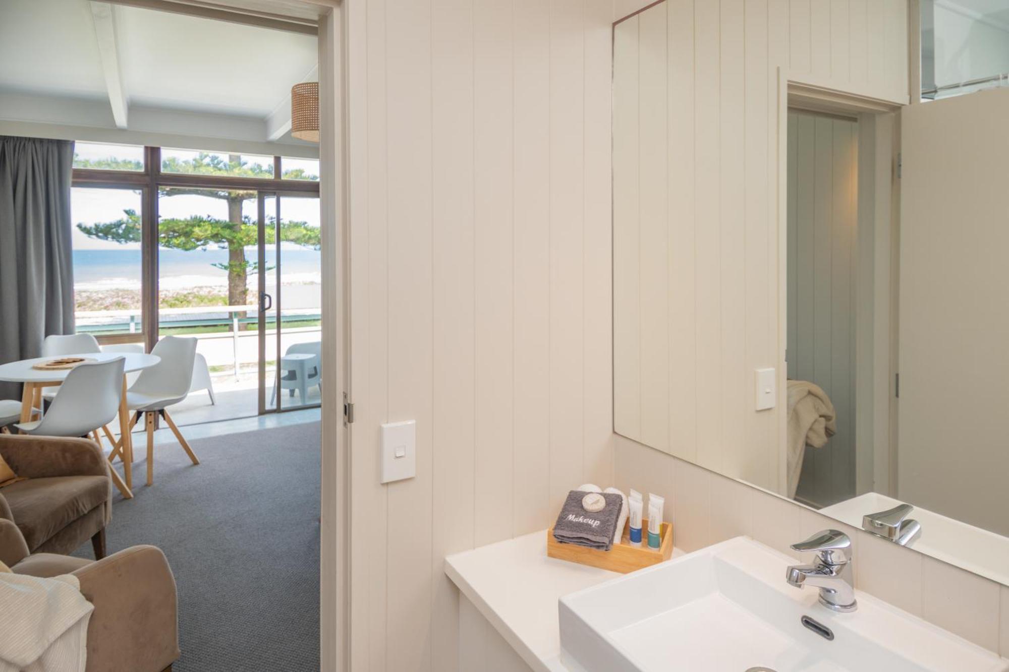 Whispering Sands Beachfront Motel Гисборн Экстерьер фото