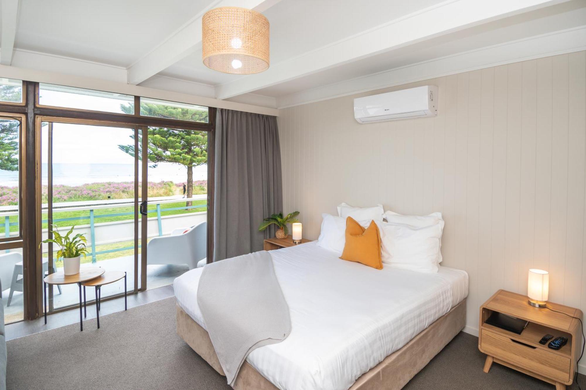 Whispering Sands Beachfront Motel Гисборн Экстерьер фото