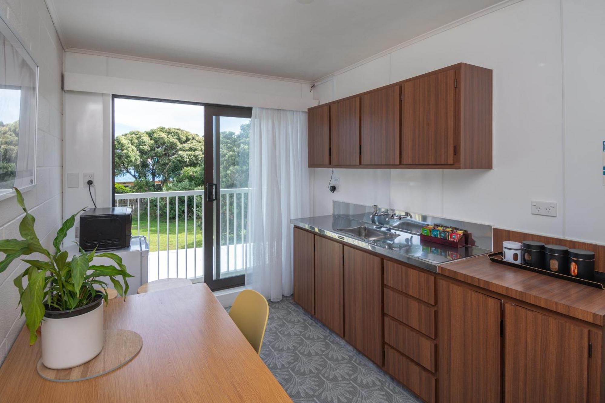 Whispering Sands Beachfront Motel Гисборн Экстерьер фото