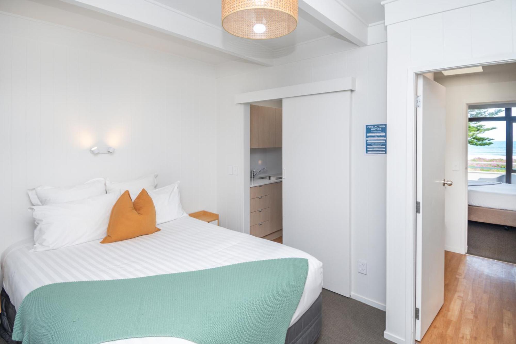 Whispering Sands Beachfront Motel Гисборн Экстерьер фото