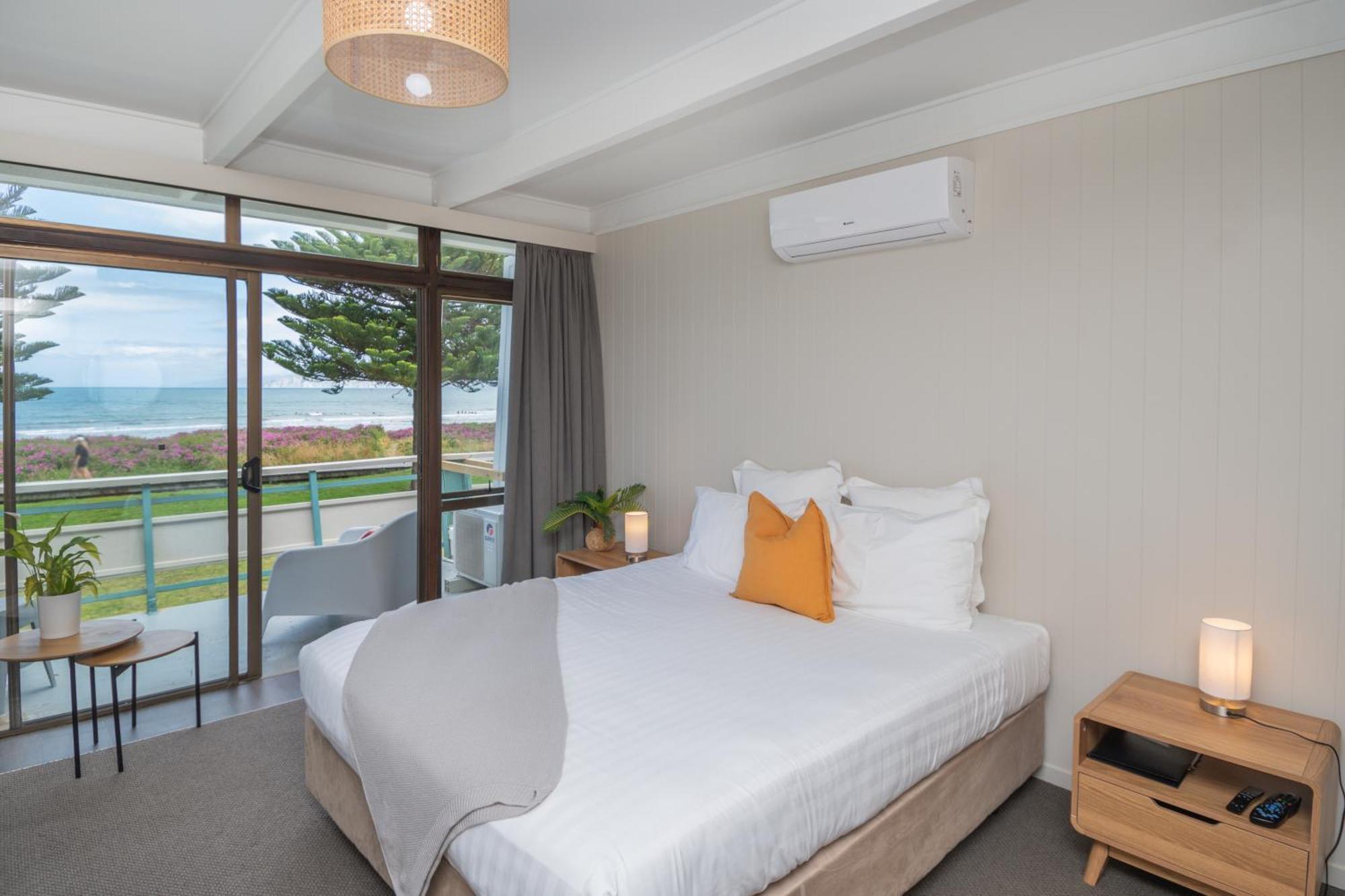 Whispering Sands Beachfront Motel Гисборн Экстерьер фото