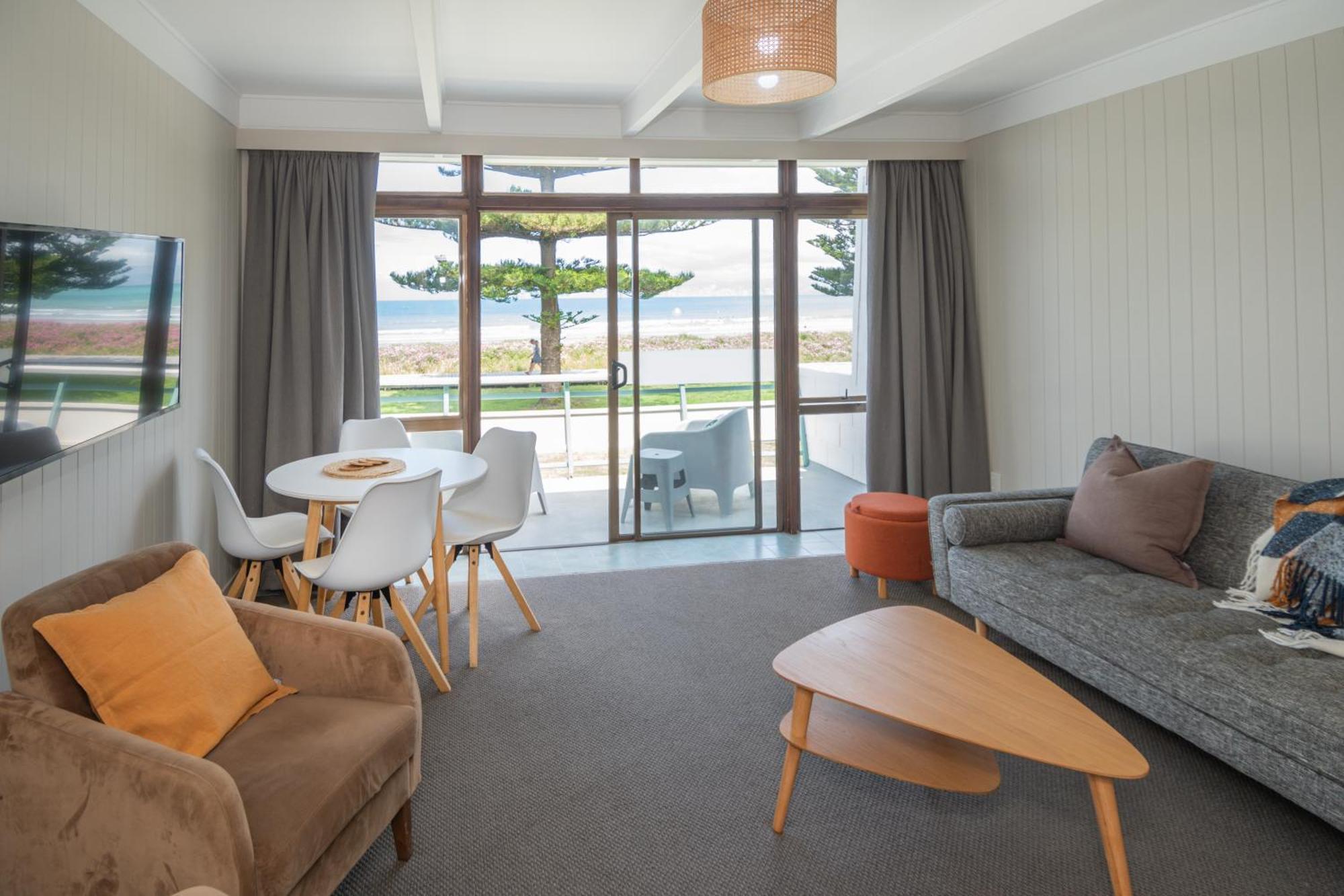Whispering Sands Beachfront Motel Гисборн Экстерьер фото