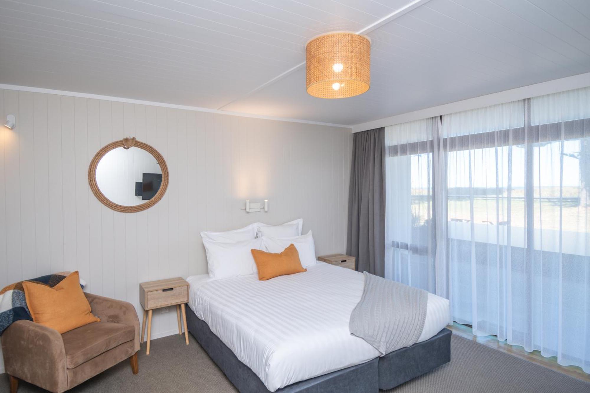 Whispering Sands Beachfront Motel Гисборн Экстерьер фото
