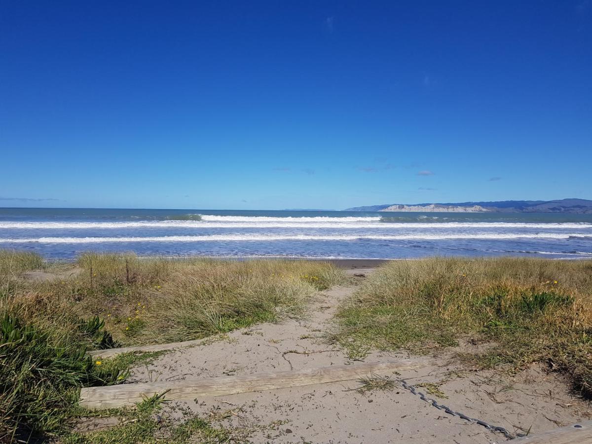 Whispering Sands Beachfront Motel Гисборн Экстерьер фото